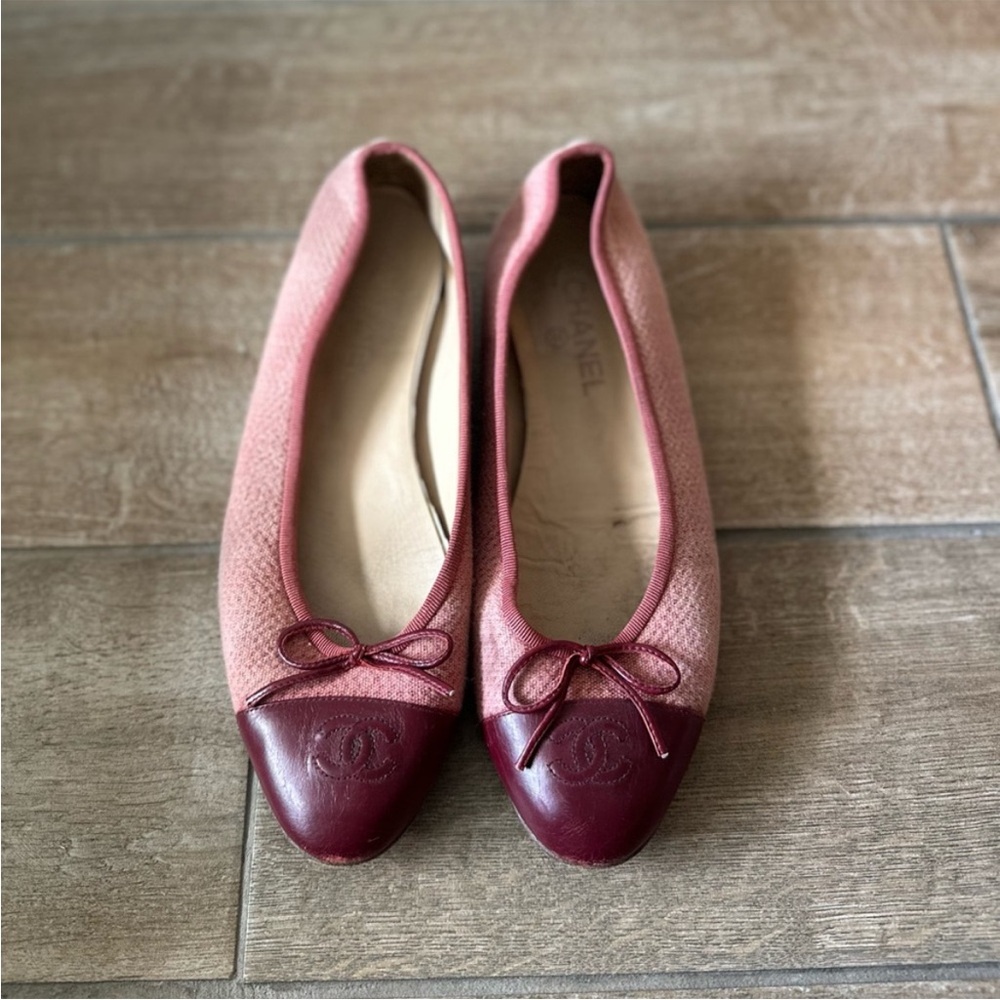CHANEL Two-Tone Pink and Burgundy Flats